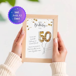 Puede incluir: Un marco con acabado de madera clara, con las palabras "Happy Birthday to You". El n&uacute;mero "50" est&aacute; dise&ntilde;ado como globos. La impresi&oacute;n incluye texto en alem&aacute;n y una pegatina morada que dice "Inkl. A4 & A5 Datei."