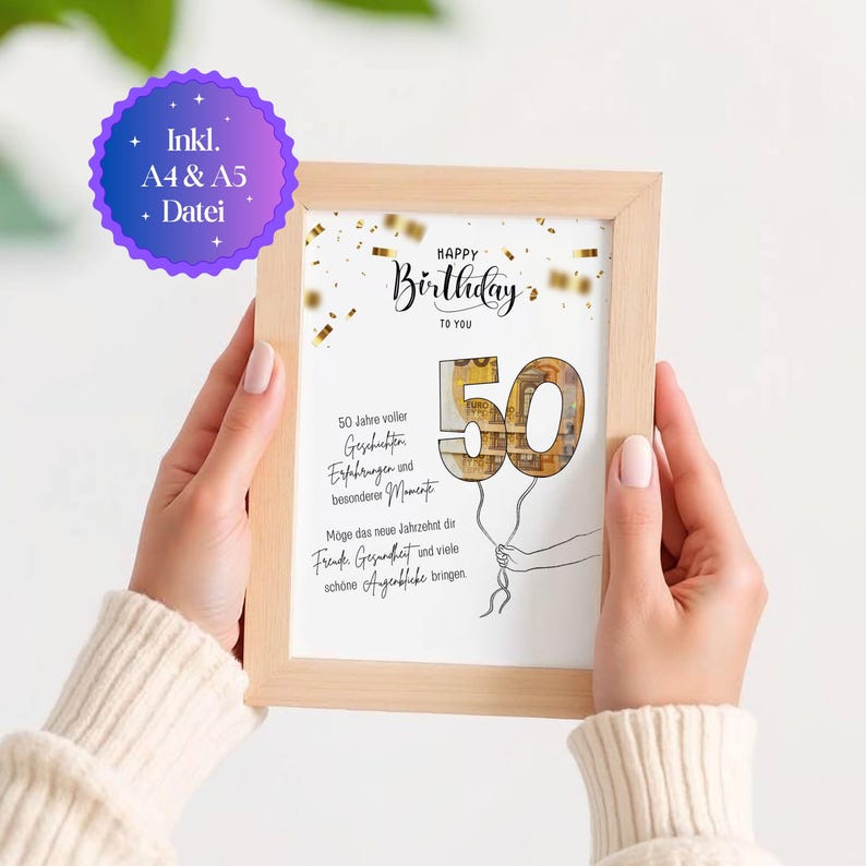 Puede incluir: Un marco con acabado de madera clara, con las palabras "Happy Birthday to You". El n&uacute;mero "50" est&aacute; dise&ntilde;ado como globos. La impresi&oacute;n incluye texto en alem&aacute;n y una pegatina morada que dice "Inkl. A4 & A5 Datei."