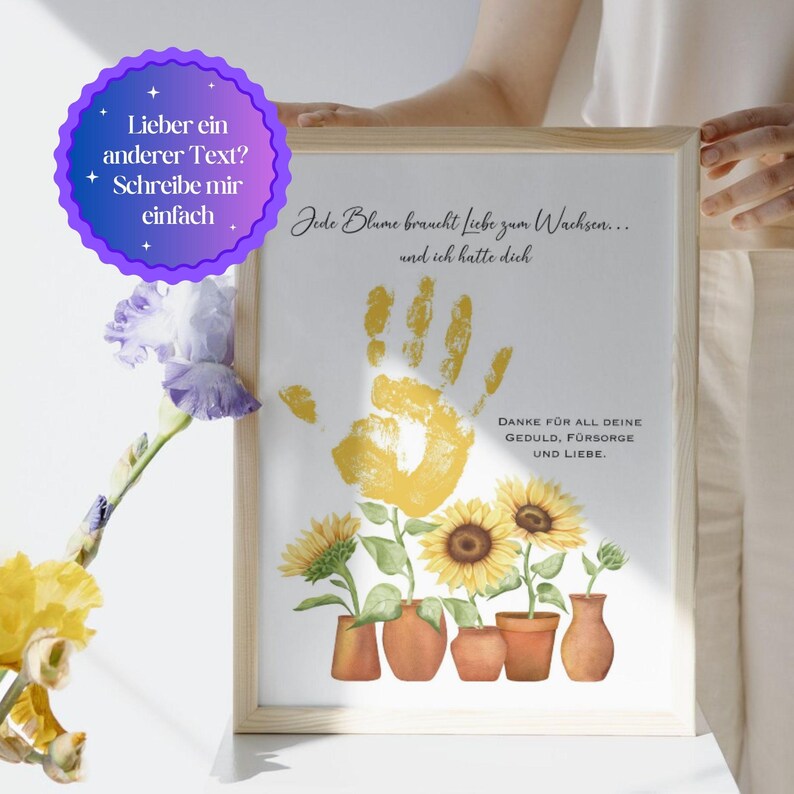 K&ouml;nnte beinhalten: Ein wei&szlig;er gerahmter Druck mit einem gelben Handabdruck in der Mitte. Der Handabdruck ist von f&uuml;nf Sonnenblumen in T&ouml;pfen umgeben. Der Text auf dem Druck lautet: "Jede Blume braucht Liebe zum Wachsen... und ich hatte dich. DANKE F&Uuml;R ALL DEINE GEDULD, F&Uuml;RSORGE UND LIEBE."