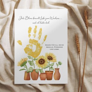 K&ouml;nnte beinhalten: Eine wei&szlig;e Karte mit einem gelben Handabdruck und einer Nachricht, die lautet "Jede Blume braucht Liebe zum Wachsen... und ich hatte dich. DANKE F&Uuml;R ALL DEINE GEDULD, F&Uuml;RSORGE UND LIEBE." Der Handabdruck ist von f&uuml;nf gelben Sonnenblumen in T&ouml;pfen umgeben.