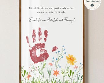 Könnte beinhalten: Gerahmter Druck mit rotem Handabdruck und Aquarellblumen. Der Text lautet: "Für all die kleinen und großen Abenteuer, die ihr mit mir erlebt habt: Danke für eure Zeit, Liebe und Fürsorge!"
