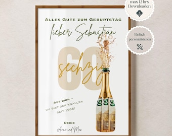 Puede incluir: Una impresión de cumpleaños enmarcada con un diseño de botella de champán. La impresión presenta el texto "Alles Gute zum Geburtstag lieber Sebastian 60" en oro y verde. La impresión también incluye el texto "Auf dich - Du bist der Knaller seit 1965!" y los nombres "Anne und Max".