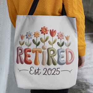 Retired Est 2025 Tragetasche - Mit Blumen gestickter Look auf Weiß - Ruhestand Geschenk für Frauen, Kollegen, Lehrer oder Mütter