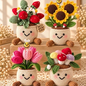Può includere: Quattro piante in vaso all'uncinetto con volti sorridenti e piedini marroni. Un vaso presenta fragole rosse, uno girasoli gialli con un'ape, uno contiene tulipani rosa con un'ape e uno mostra funghi colorati. Un'etichetta riporta BEST MOM EVER.