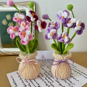 Gehaakt bloemboeket: handgemaakte vaas - viooltjes, tulp, roos, zonnebloem