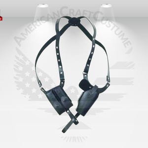 Puede incluir: Funda de hombro de cuero negro con dos bolsas y correas ajustables. La funda presenta un diseño vertical con una correa que pasa por encima del hombro y se conecta al cinturón. La funda está diseñada para llevar un arma de fuego.
