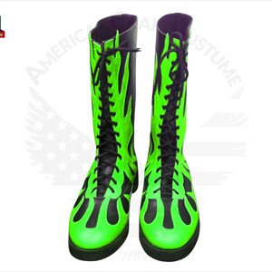 Pu&ograve; includere: Un paio di stivali da wrestling neri e verde neon con lacci neri. Gli stivali hanno un design a fiamma sui lati.