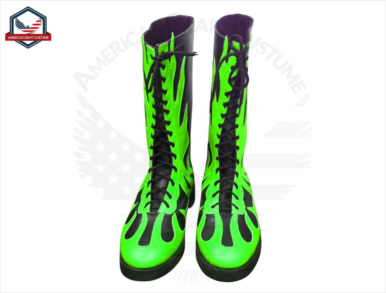 Pu&ograve; includere: Un paio di stivali da wrestling neri e verde neon con lacci neri. Gli stivali hanno un design a fiamma sui lati.
