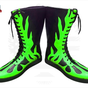 Pu&ograve; includere: Un paio di stivali da wrestling neri con disegni di fiamme verdi. Gli stivali hanno lacci e sono in pelle.