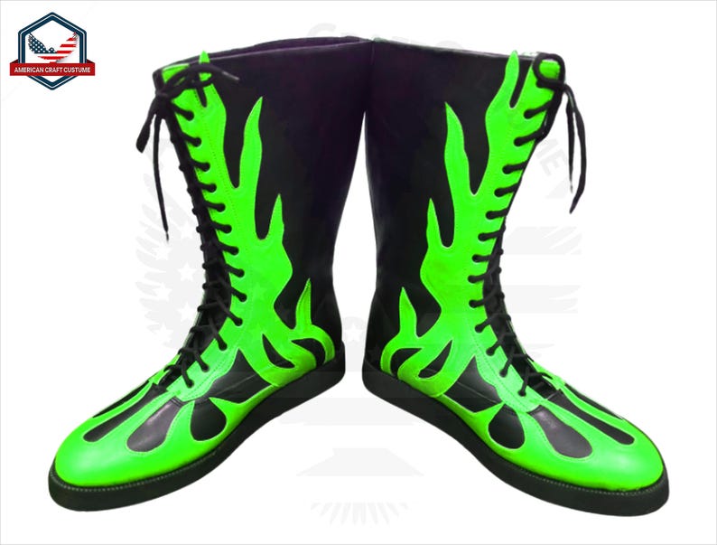 Pu&ograve; includere: Un paio di stivali da wrestling neri con disegni di fiamme verdi. Gli stivali hanno lacci e sono in pelle.