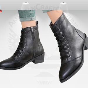 Peut inclure: Bottines en cuir noir &agrave; lacets et fermeture &eacute;clair lat&eacute;rale. Les bottes ont une pointe pointue et un talon bloc.