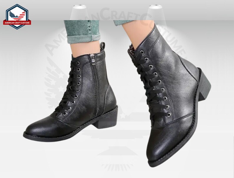 Peut inclure: Bottines en cuir noir &agrave; lacets et fermeture &eacute;clair lat&eacute;rale. Les bottes ont une pointe pointue et un talon bloc.