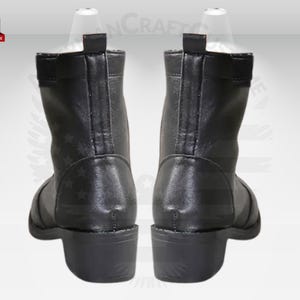 Peut inclure: Une paire de bottines en cuir noir &agrave; talon bas. Les bottes ont une fermeture &eacute;clair &agrave; l'int&eacute;rieur de chaque botte.