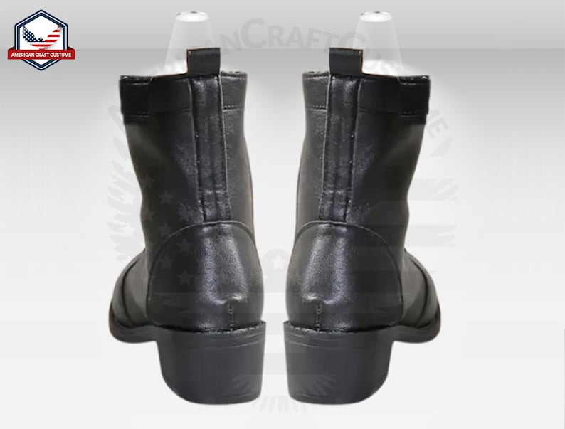 Peut inclure: Une paire de bottines en cuir noir &agrave; talon bas. Les bottes ont une fermeture &eacute;clair &agrave; l'int&eacute;rieur de chaque botte.