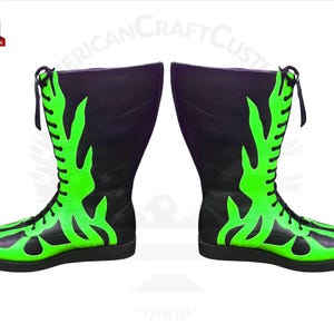 Pu&ograve; includere: Stivali da wrestling neri con fiamme verdi sui lati. Gli stivali hanno lacci e sono in pelle.