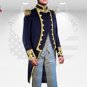 Puede incluir: Un abrigo azul marino de estilo militar con ribetes y botones dorados. El abrigo tiene un cuello alto y una cola larga. El abrigo se lleva sobre una camisa blanca y pantalones azul claro.
