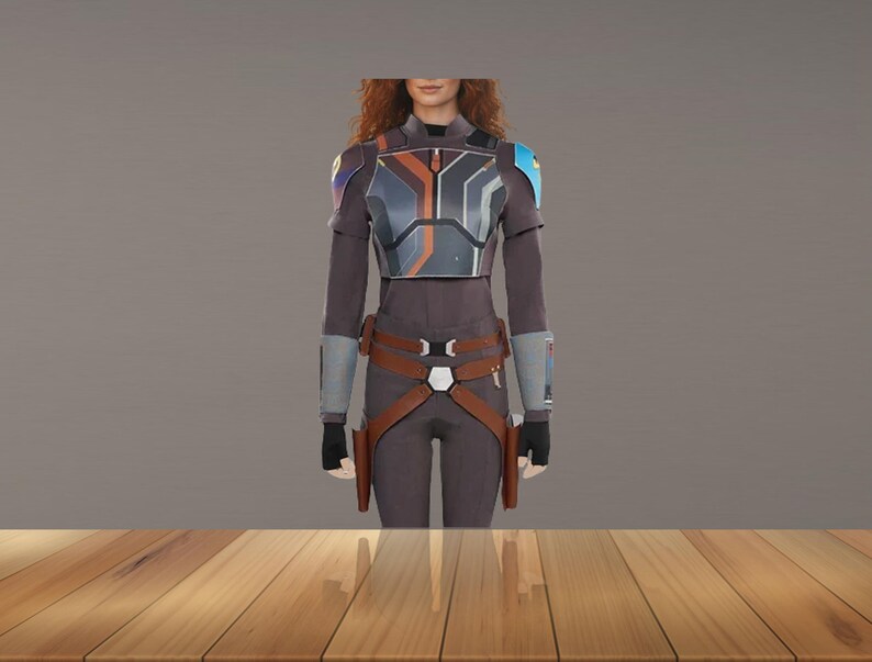 Puede incluir: Un disfraz gris oscuro y marr&oacute;n con una placa pectoral, una armadura para los hombros y un cintur&oacute;n. El disfraz tiene un dise&ntilde;o futurista con detalles plateados, naranjas y azules. El modelo lleva guantes negros.