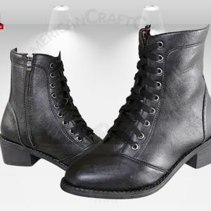 Peut inclure: Bottines en cuir noir &agrave; lacets et fermeture &eacute;clair sur le c&ocirc;t&eacute;. Les bottes ont un talon bloc bas.