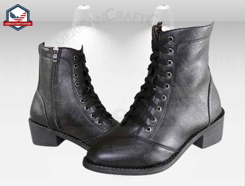 Peut inclure: Bottines en cuir noir &agrave; lacets et fermeture &eacute;clair sur le c&ocirc;t&eacute;. Les bottes ont un talon bloc bas.