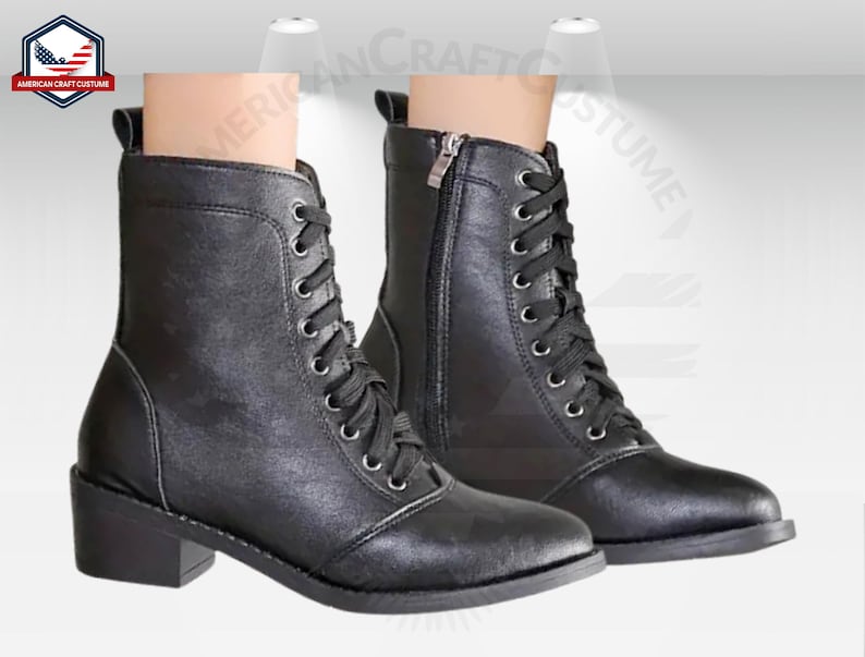 Peut inclure: Bottines en cuir noir &agrave; lacets et talon bloc.