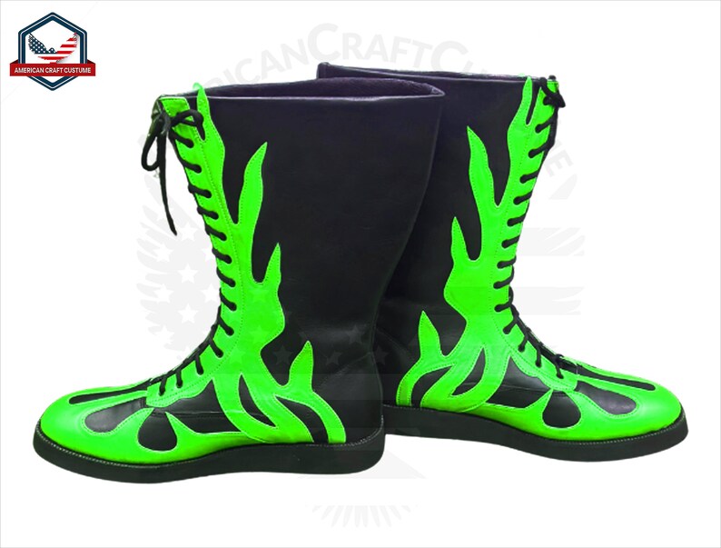 Pu&ograve; includere: Stivali da wrestling neri con disegni di fiamme verdi. Gli stivali hanno lacci sul davanti e una suola nera.