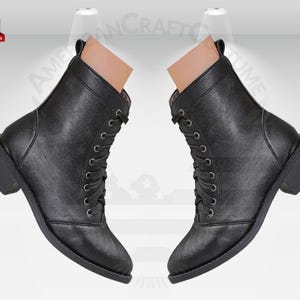 Peut inclure: Une paire de bottines en cuir noir &agrave; lacets. Les bottines ont un talon bloc et une pointe arrondie.