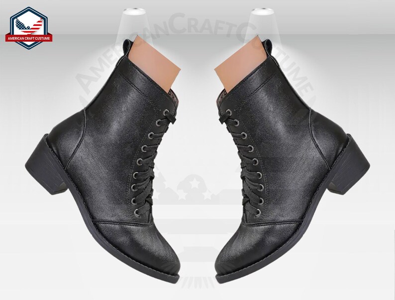 Peut inclure: Une paire de bottines en cuir noir &agrave; lacets. Les bottines ont un talon bloc et une pointe arrondie.