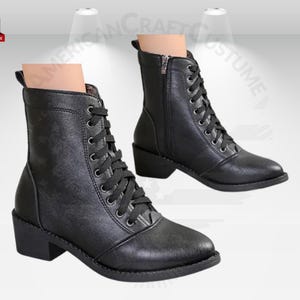 Peut inclure: Bottines en cuir noir &agrave; lacets et fermeture &eacute;clair lat&eacute;rale. Les bottes ont un talon &eacute;pais.