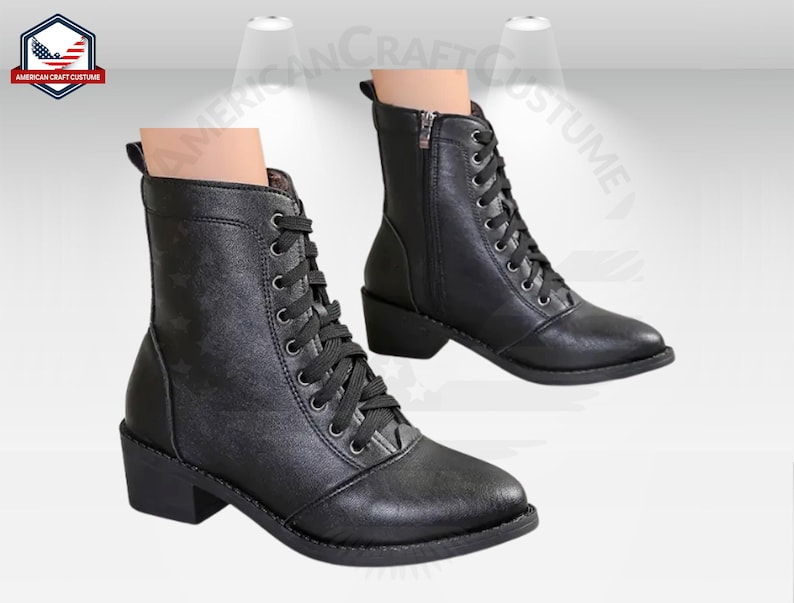 Peut inclure: Bottines en cuir noir &agrave; lacets et fermeture &eacute;clair lat&eacute;rale. Les bottes ont un talon &eacute;pais.