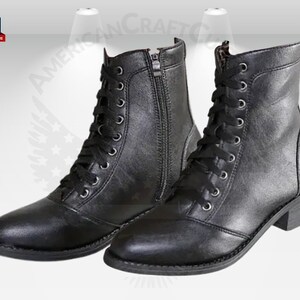Peut inclure: Une paire de bottines en cuir noir &agrave; lacets et fermeture &eacute;clair lat&eacute;rale. Les bottes ont un talon &eacute;pais et une pointe arrondie.