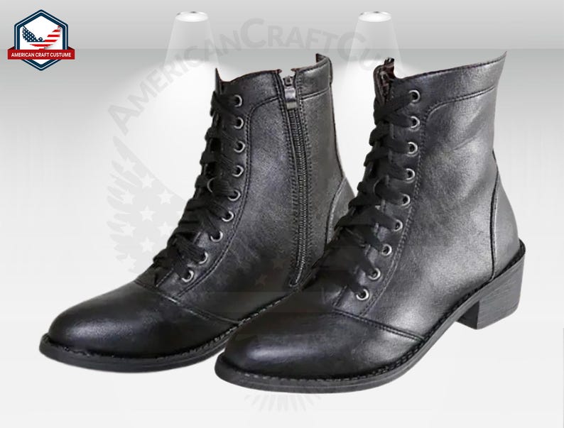 Peut inclure: Une paire de bottines en cuir noir &agrave; lacets et fermeture &eacute;clair lat&eacute;rale. Les bottes ont un talon &eacute;pais et une pointe arrondie.