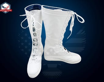 Puede incluir: Un par de botas de lucha blancas con cordones en la parte delantera y un forro azul alrededor de la parte superior de la bota.