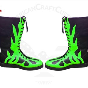 Pu&ograve; includere: Un paio di stivali da wrestling neri e verdi con un design a fiamma. Gli stivali hanno i lacci e sono in pelle.