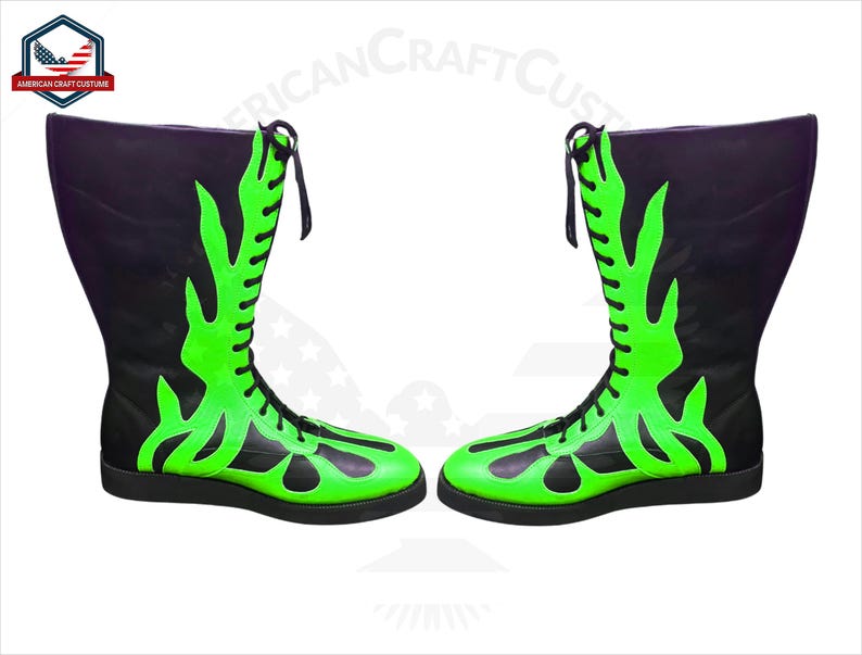 Pu&ograve; includere: Un paio di stivali da wrestling neri e verdi con un design a fiamma. Gli stivali hanno i lacci e sono in pelle.