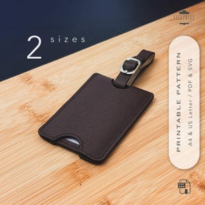 以下が含まれることがあります： シルバーのバックルとストラップが付いた茶色のラゲッジタグ。タグは長方形で、カード用のスロットが付いています。画像には「2サイズ」と「PRINTABLE PATTERN A4 & US Letter / PDF & SVG」というテキストも含まれています。