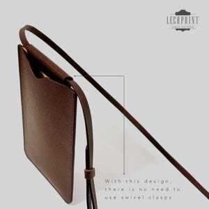 K&ouml;nnte beinhalten: Eine braune Leder-Handyh&uuml;lle mit einem Riemen. Der Riemen ist so konzipiert, dass er um den Hals gelegt werden kann und keine Drehverschl&uuml;sse ben&ouml;tigt. Der Text "Leechprint Simple Patterns" ist in der oberen rechten Ecke des Bildes sichtbar.