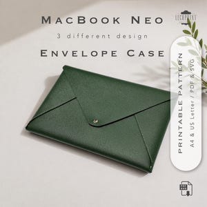 Op de afbeelding: Een donkergroene MacBook Neo envelop case met een knoopsluiting. De case is gemaakt van een textuur materiaal en heeft witte stiksels. Tekst op de afbeelding luidt "MACBOOK NEO", "3 different design" en "ENVELOPE CASE".