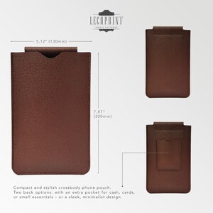 K&ouml;nnte beinhalten: Eine braune Leder-Handytasche mit Klappenverschluss. Die Tasche ist 20 cm hoch und 13 cm breit. Sie hat eine optionale R&uuml;ckentasche f&uuml;r Bargeld oder Karten.