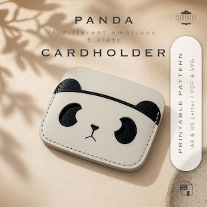 Op de afbeelding: Een witte kaarthouder met een panda gezichtsontwerp, met zwarte oren en ogen, en een gestikte rand. De tekst "PANDA CARDHOLDER" is zichtbaar. De kaarthouder heeft 5 sleuven en is een printbaar patroon.