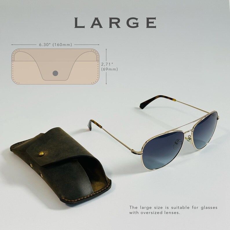 K&ouml;nnte beinhalten: Ein braunes Leder-Brillenetui mit Klappenverschluss. Das Etui ist 16 cm breit und 7 cm hoch. Das Etui ist neben einer Sonnenbrille mit goldfarbenem Gestell und dunklen Gl&auml;sern abgebildet.