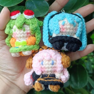 Diese von einer virtuellen Sängerin inspirierte Häkelpuppe - Amigurumi Schlüsselanhänger