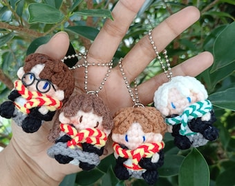 Ręcznie robiony na szydełku brelok do kluczy z czarodziejem – pluszowa lalka amigurumi na prezent