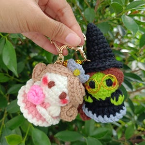 Sista lagret! Virkad musikalisk nyckelring – Handgjorda Chibi Witch & Friend-dockor