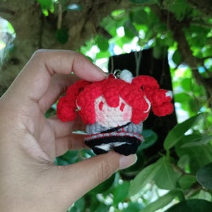 Könnte beinhalten: Ein Set aus drei Keramikbechern mit gesprenkelter, matter Oberfläche. Die Becher sind in Creme-, Hellgrau- und Dunkelgrautönen gehalten. Jeder Becher hat ein schlichtes, minimalistisches Design, ideal für Kaffee oder Tee.