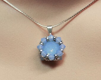 Litet periwinkle blått premiumkristall Chaton pärlhänge halsband i sterlingsilverkedja handgjord fin present till henne silveraskkedja