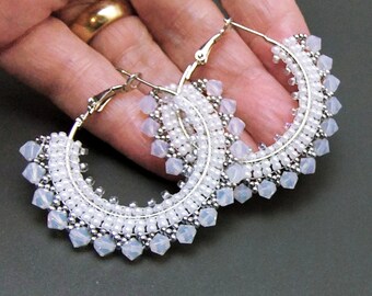 Örhängen med vit opal och premiumkristaller i bikonformade pärlor. Handgjorda silverpläterade örhängen med Miyuki-pärlor.