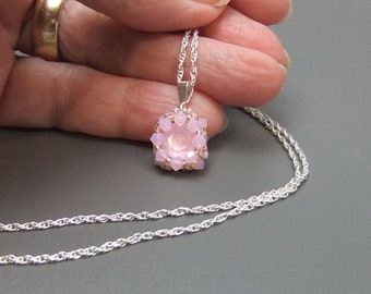 Delikat rosa premiumkristall Chaton-pärlhänge i sterlingsilver med repkedja, handgjord kedja, rosenvattenopal, ogenomskinliga kristaller
