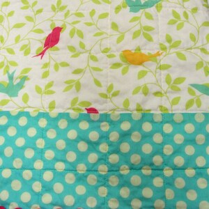 baby quilt with little foxes, trees, birds and butterflies and birds woodland animal, forest Ready to ship afbeelding 4
