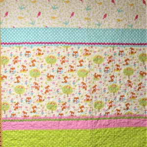 baby quilt with little foxes, trees, birds and butterflies and birds woodland animal, forest Ready to ship afbeelding 5