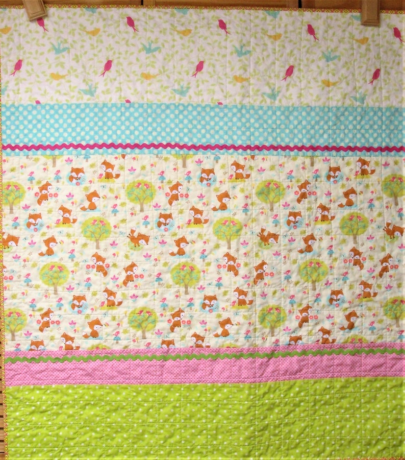 baby quilt with little foxes, trees, birds and butterflies and birds woodland animal, forest Ready to ship afbeelding 5